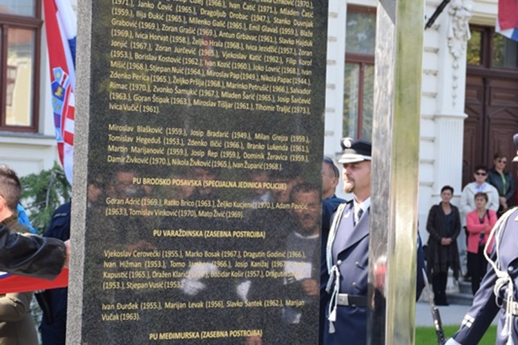 Slika /PU_VS/spomenik za 97 policajaca/otkriveni spomenik.JPG